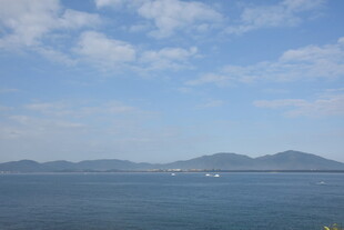 三亚碧海蓝天远山风景图