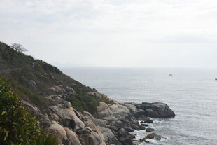 三亚海边嶙峋岩石与辽阔海景