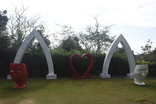 三亚户外心形装饰景观