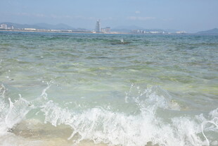 三亚海边浪花翻涌的美丽景致