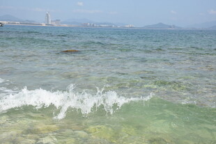 三亚海浪轻拍的清澈海岸线
