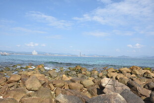 三亚海边礁石与蔚蓝大海景观