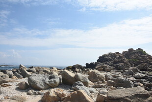 三亚海边嶙峋岩石景观