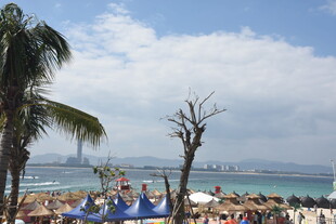 三亚热闹的海滨度假场景