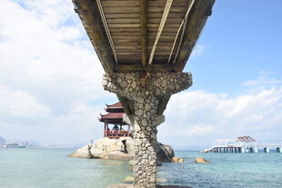 三亚海上栈桥与亭阁美景