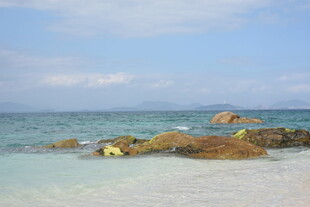 三亚海边礁石与清澈海水美景