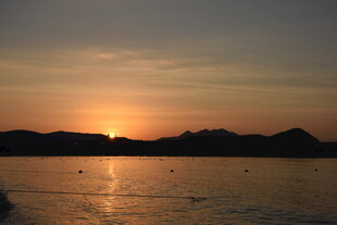 三亚夕阳下的湖面与远山美景