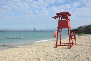 三亚海滩上的红色救生瞭望塔