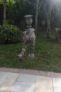 三亚花园中的独特石雕景观