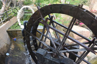 三亚古老水车静静转动