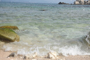 三亚海边清澈海水与礁石