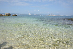 三亚清澈见底的美丽海滨风光