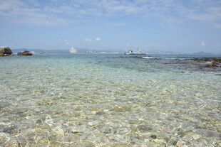 三亚清澈见底的美丽海滨风光