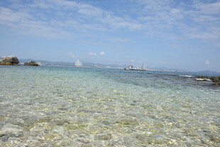 三亚清澈见底的美丽海滨风光