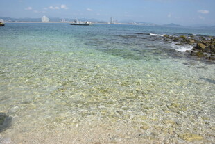 三亚清澈见底的美丽海滨风光