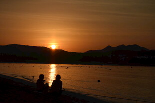 三亚夕阳下湖畔的静谧时光