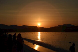 三亚夕阳下的湖畔美景