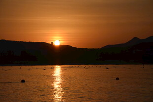 三亚夕阳下波光粼粼的湖面