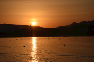 三亚夕阳下的宁静湖面美景