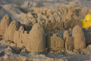 三亚沙滩上的精美沙堡