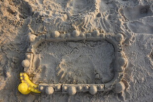 三亚沙滩上的儿童沙坑玩具场景