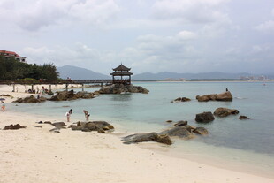 三亚海边沙滩上的观景凉亭