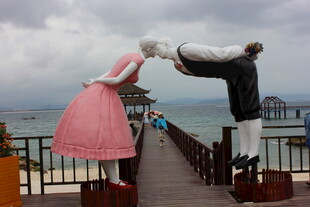 三亚海边浪漫亲吻雕塑景观