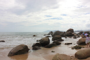 三亚海边礁石风景