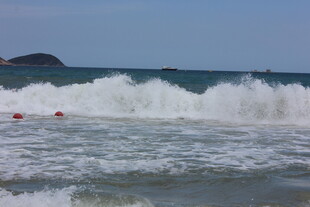 三亚海浪翻涌中的海上景象