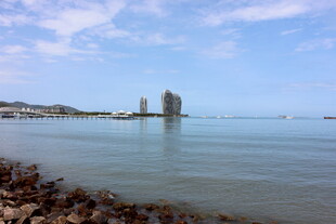 三亚海边景致 远处矗立独特建筑