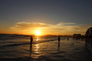 三亚海边日落时的栈桥美景