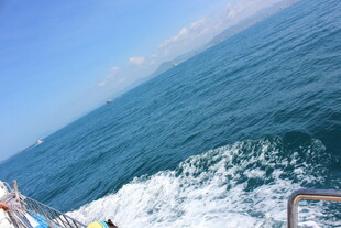 三亚乘船观海的美丽景象