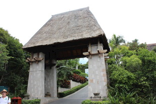 三亚古朴石亭立于葱郁林间