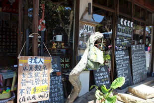 三亚街头咖啡店的艺术氛围