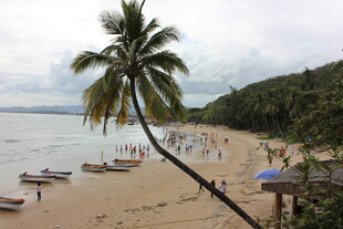 三亚热带海滩风光 椰树小船