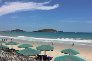 三亚美丽海滩上的遮阳伞与海景