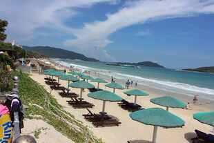 三亚美丽海滨沙滩遮阳伞景观