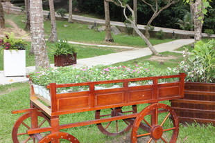 三亚复古橙色木轮手推车