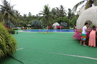 三亚热带泳池边的休闲场景