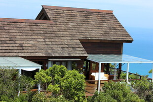 三亚海边木质小屋景观