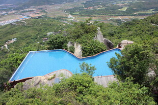 三亚山顶泳池俯瞰秀丽风光