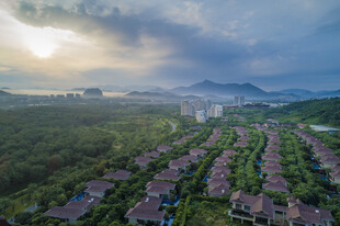 三亚俯瞰城郊别墅区景观