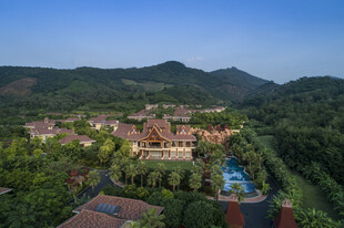 三亚山间度假村落全景风光