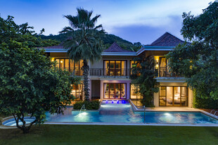 三亚豪华别墅泳池夜景