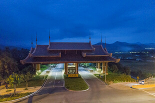 三亚夜幕下的中式古典门楼