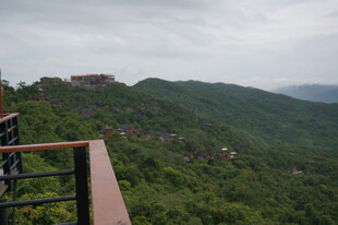 三亚山间观景台远眺绿意景色