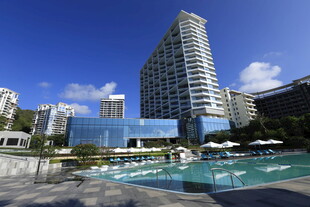 三亚现代都市泳池旁的摩天大楼