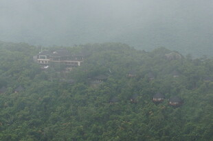 三亚雾中葱郁山林间的建筑