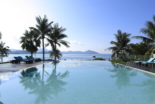 三亚热带泳池边的惬意风光