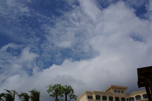 三亚蓝天白云下的建筑景观